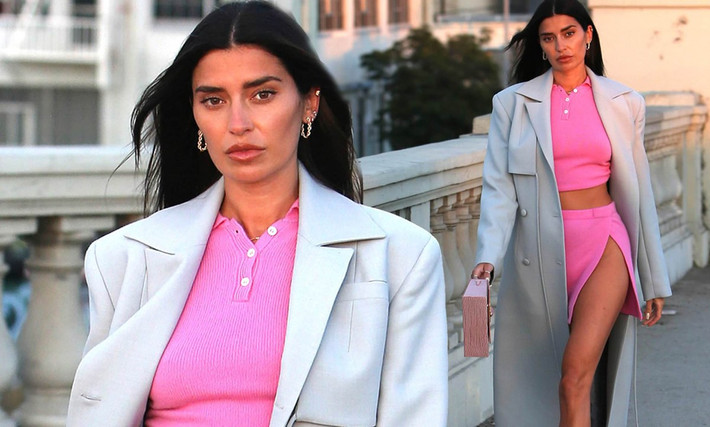 Xuất hiện trên đường phố, Nicole Williams thu hút sự chú ý khi mặc crop top hồng và chiếc váy ngắn xẻ cùng màu, khoe eo thon và đôi chân săn chắc nóng bỏng.