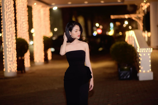 Sở hữu vóc dáng chuẩn người mẫu, Thu Trang rất chuộng những chiếc váy mềm mại, nữ tính nhằm tôn đường cong cơ thể.