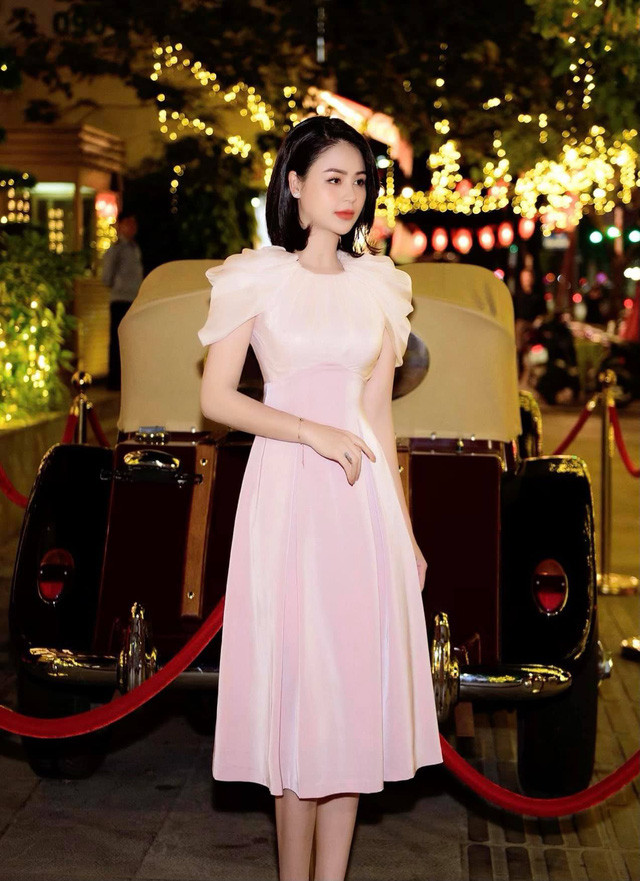 Khi đi sự kiện, nữ diễn viên 9X ưu ái các kiểu đầm điệu đà, sang trọng.
