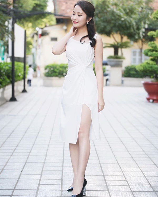 Dù diện trang phục đơn sắc nhưng Primmy Trương vẫn toát lên vẻ dịu dàng, sang trọng.