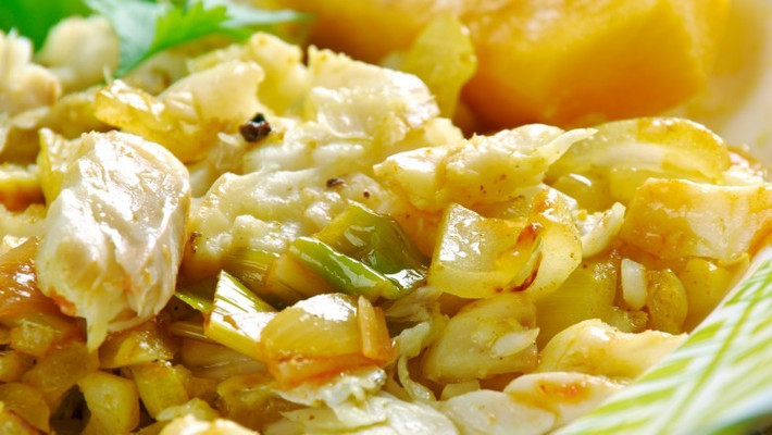 Quả “não” ackee và cá ướp muối: Quả ackee là loại quả tượng trưng cho đất nước Jamaica và điều lạ lùng cũng không nằm ở chỗ ăn quả ackee với cá ướp muối mà là do quả ackee có chứa độc tố hypoglycin có thể gây nôn mửa, tiêu chảy, đau quặn bụng, đổ mồ hôi…Vì vậy chỉ được ăn quả này khi nó chín và tự rụng xuống.