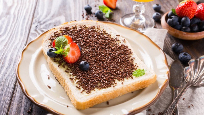 Bánh mì rắc cốm: Ăn món tráng miệng cho bữa sáng có vẻ khá kỳ dị nhưng người Hà Lan làm điều này thường xuyên. Thường thì họ phết một lớp bơ lên bánh mì rồi rắc cốm (thường là socola hảo hạng) lên rồi ăn.