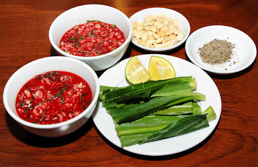 Tiết bò tươi: Tại Kenya, chuyện uống một chén tiết bò tươi từ con vật mới được giết mổ không phải là chuyện diễn ra thường xuyên đối với người Maasai mà chỉ dành cho những dịp đặc biệt như đám cưới vì người Maasai ít giết động vật. Khi cần lấy tiết, giống như vắt sữa, họ chỉ cắt động mạch của bò để lấy tiết nhưng không làm chết nó.