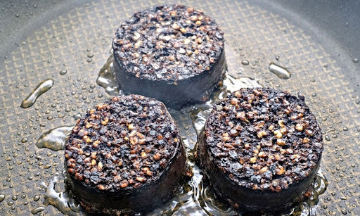 Bánh pudding đen: Tại Anh và Ireland, ngoài trứng và bánh mì là hai món ăn sáng phổ biến còn có bánh pudding đen. Màu đen của món ăn sáng kỳ lạ này là do bánh được làm từ tiết (chủ yếu là tiết lợn) trộn với yến mạch và mỡ rồi nhồi vào ống làm xúc xích, sau đó có thể luộc, nướng chiên. Ngoài ra còn có phiên bản bánh pudding trắng không có tiết.
