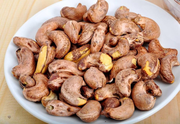 Hạt điều cũng giàu năng lượng và chất xơ, là mónăn vặt ngày Tết lý tưởng để bạn kiểm soát cân nặng. Chất béo tốt trong hạt điều có thể giúp bạn giảm cân mà vẫn cung cấp nhiều năng lượng cho cơ thể.