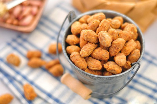 Đậu phộng là loại hạt giúp giảm cân hiệu quả nhờ thành phần chứa nhiều axit folic là chất béo không bão hòa và cellulose hữu ích giúp đào thải đường ruột, giúp bạn ăn thoải mái mà không sợ tăng cân.