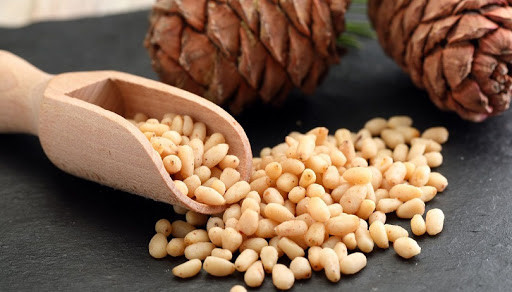 Ăn hạt thông cũng giúp bạn có một trái tim khỏe mạnh do nó chứa nhiều Vitamin E, Vitamin K, đồng, sắt, mangan, nguồn cung chất béo không bão hòa đơn với mức cholesterol thấp, giúp máu lưu thông tốt hơn.
