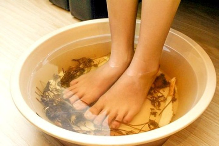 Ngâm chân nước ấm: Trước khi đi ngủ khoảng 10 phút, ngâm chân trong chậu nước ấm khoảng 50 - 60 độ C pha thêm chút muối biển, nó sẽ giúp thúc đẩy tuần hoàn máu, giảm căng thẳng, mệt mỏi, thư giãn, da mịn màng, làm ấm chân trong thời tiết lạnh và giúp bạn dễ ngủ hơn.