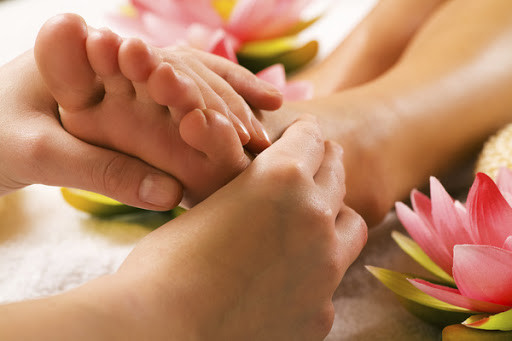Dầu xoa bóp: Theo một nghiên cứu, việc bôi một số loại dầu như dầu mù tạt, dầu ô liu, dầu mè và dầu hạt hướng dương có thể mang lại cảm giác thoải mái. Điều này là do đặc tính chống viêm của dầu giúp thúc đẩy quá trình “sửa chữa” hàng rào bảo vệ da và cung cấp máu cho khu vực chân bị lạnh.