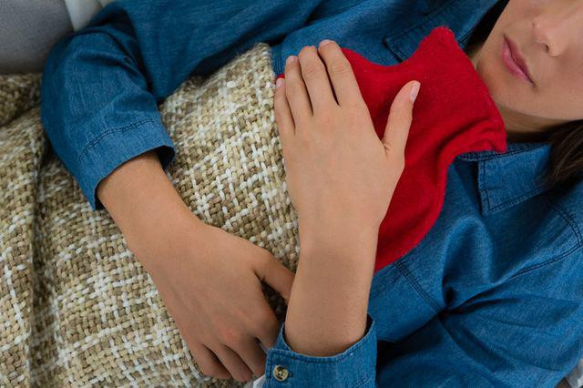 Dùng túi sưởi: Hiện nay, có rất nhiều dụng cụ hỗ trợ làm ấm chân tay và túi sưởi cũng đã trở thành vật dụng khá quen thuộc. Nếu chân quá lạnh, bạn hãy dùng túi sưởi để giữ ấm đôi bàn chân của mình nhé. Ảnh: Internet.