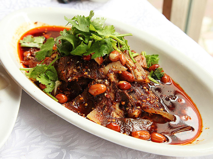 Phổi bò om: Món ăn lạ miệng rất được yêu thích ở Tứ Xuyên được làm từ những miếng phổi bò cắt lát, hầm chung với nước tương, sau đó rắc hạt tiêu, mè, đậu phộng và sa tế ớt. Ảnh: Internet.