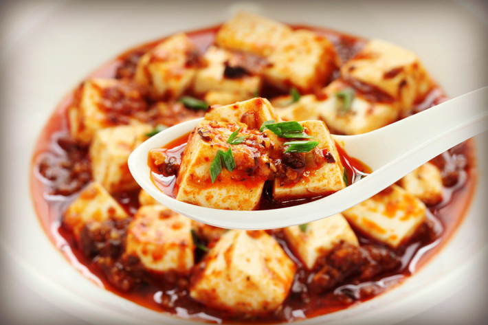 Nếu tới Tứ Xuyên và còn đang phân vân không biết nên ăn gì, thì đậu phụ cay Mapo thưởng thức cùng cơm trắng là một sự lựa chọn tuyệt vời cho bữa trưa đơn giản của bạn.