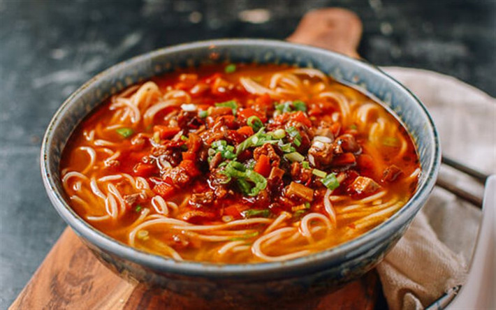 Khi thưởng thức, đừng quên trộn đều các nguyên liệu trong bát mì, sợi mì tươi hòa quyện cùng sốt đậu cay cay và vị thơm của rau mùi sẽ là một trải nghiệm khó quên với du khách về món ăn siêu cay này.