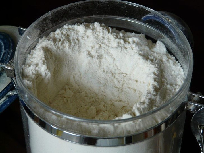 Bột mì trắng: Thực phẩm phổ biến này phải được cất giữ ở nơi tối và mát - lý tưởng nhất là trong hộp kín. Bằng cách này, bột mì không bị hỏng và tươi lâu hơn. Trên thực tế, bột mì trắng đã mở nắp để trong tủ lạnh được 12 tháng, trong khi ở nhiệt độ phòng chỉ để được từ 6-8 tháng.