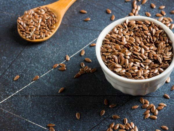 Hạt lanh: Theo một nghiên cứu trên tạp chí Nutrition and Metabolism, thức uống từ hạt lanh có thể làm giảm tổng lượng cholesterol và cholesterol LDL lần lượt là 12% và 15%. Một số nghiên cứu cho thấy rằng tiêu thụ hạt lanh hàng ngày có thể làm giảm mức cholesterol toàn phần và mức cholesterol lipoprotein mật độ thấp.
