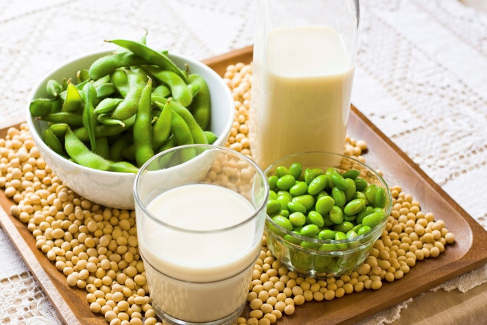 Đậu nành: Những người bị cholesterol cao có thể thêm đậu nành vào chế độ ăn uống vì nó rất giàu protein thực vật. Nó chứa nhiều chất béo không bão hòa đa, vitamin, khoáng chất và chất xơ có thể giúp giảm cholesterol xấu. Ăn đậu nành mỗi ngày có thể giúp bảo vệ bạn khỏi bệnh tim mạch vành.
