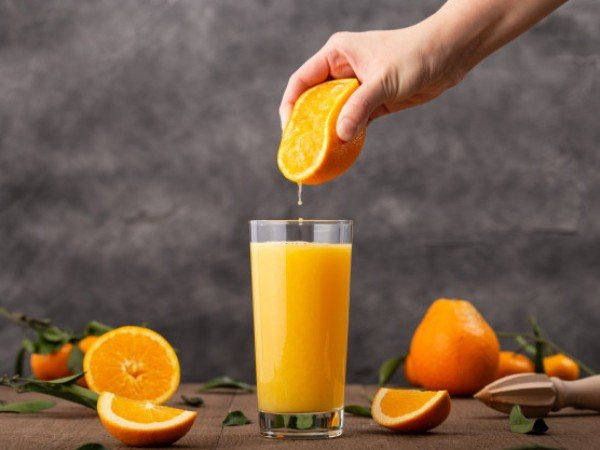 Nước cam: Quả cam là một loại siêu thực phẩm khác có thể giúp giảm lượng cholesterol cao. Các nhà nghiên cứu phát hiện ra rằng nước cam cải thiện hồ sơ lipid máu ở những người có cholesterol cao do sự hiện diện của vitamin C, folate và flavonoid trong cam. Ảnh: Boldsky, Internet.
