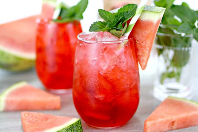 Nước dưa hấu và bạc hà: Dưa hấu chứa nhiều dưỡng chất tốt cho sức khỏe và sắc đẹp của phái nữ. Bên cạnh tác dụng giải nhiệt, hàm lượng nước trong dưa hấu còn tạo cảm giác no dai, giúp bạn hạn chế việc ăn nhiều. Ngoài ra, thành phần bạc hà làm giảm sự đầy hơi, chướng bụng khi bạn nạp nhiều thực phẩm trong ngày Tết. Ảnh: Internet.