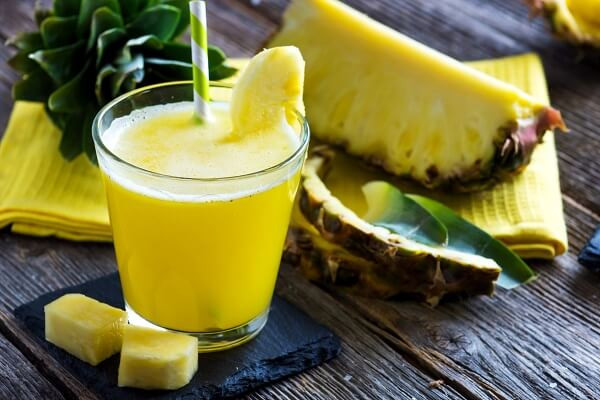 Nước ép dứa tươi: Nước ép dứa tươi giúp đào thải các độc tố ra khỏi cơ thể, đồng thời đem lại nhiều lợi ích sức khỏe khác như giúp xương, gân và dây chằng chắc khỏe hơn.