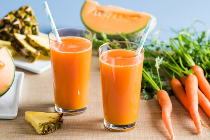 Nước ép cà rốt: Nước ép cà rốt giàu vitamin A và các chất chống oxy hóa giúp đối phó với các vấn đề về tiêu hóa. Cà rốt còn là một nguồn cung cấp sắt và oxy dồi dào.