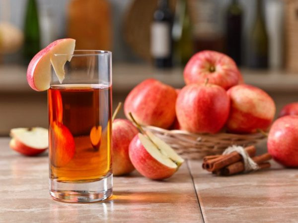 Nước ép táo: Nước ép táo tươi giàu các chất chống oxy hóa tự nhiên giúp đào thải độc tố ra khỏi gan và thận. Nước ép táo giúp bù lại các chất dinh dưỡng bị mất đi và giúp chống lại các độc tố từ môi trường.