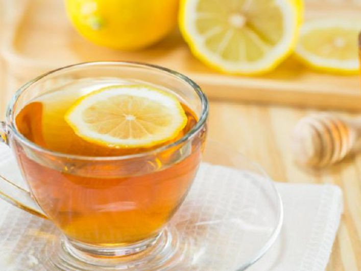 Nước chanh mật ong: Việc uống nước chanh pha với mật ong và nước ấm là đồ uống detox để thanh lọc cơ thể vào buổi sáng tốt nhất. Cụ thể, chanh chứa nhiều vitamin C, giúp tăng cường hệ miễn dịch, loại bỏ độc tố khỏi cơ thể. Bên cạnh đó, mật ong là thành phần có tác dụng nuôi dưỡng làn da, đồng thời, ngăn ngừa các vấn đề về ruột.