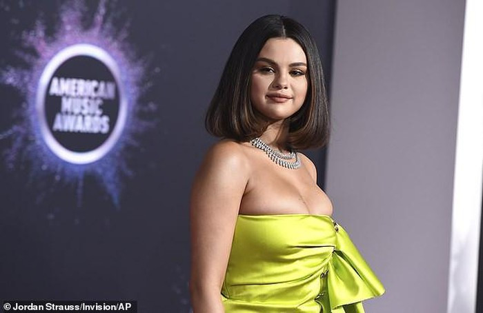 Tại một sự kiện, Selena chọn cho mình một chiếc váy có phần trễ nải thái quá, gần như phô bày vòng 1 bị chèn ép.