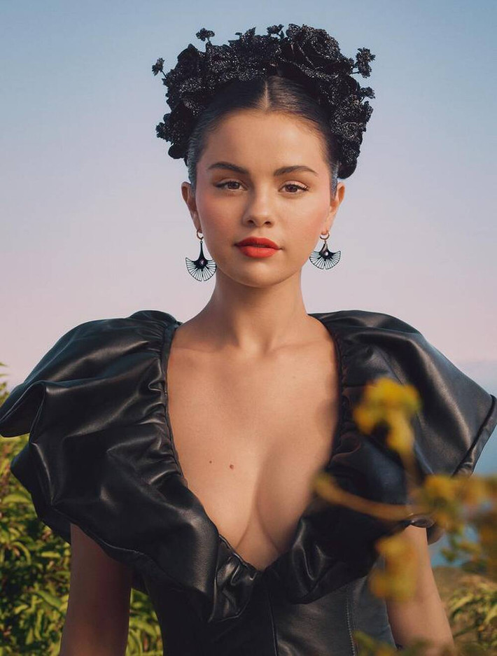 Nữ ca sĩ Selena Gomez thường "đốt mắt" người hâm mộ với những chiếc váy xẻ ngực táo bạo nhằm khoe vòng một đầy đặn, quyến rũ.
