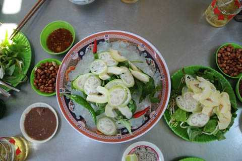 Món bún giấm nuốc ngon là nhờ vào phần nước lèo ăn kèm. Phần nước này được làm từ những con tôm còn tươi vẫn còn nhảy tanh tách, bóc vỏ, bỏ đầu, chừa lại đuôi cho đẹp mắt. Sau đó nêm đầy đủ gia vị cho thấm.