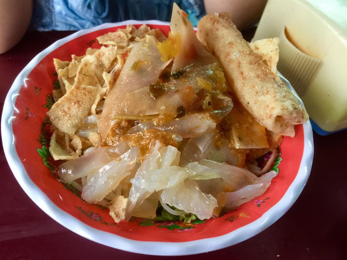 Bún giấm nuốc là một món ăn mang đậm chất Huế. Vào mùa hè, nếu có dịp du lịch Huế nhất định bạn không nên bỏ qua.