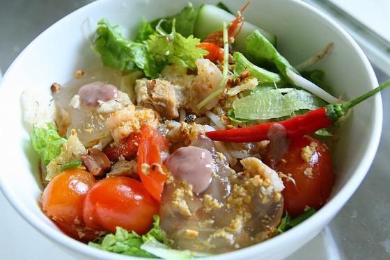 Món bún ấm nóng, thơm nồng mùi rau thơm, ngọt đậm đà của nước lèo tôm tươi hòa quyện cái beo béo của bánh tráng, đậu phụng, đặc biệt hơn là vị ngọt giòn tan sần sật của những con nuốc.