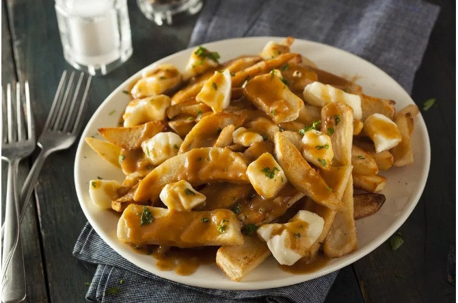 Poutine là món ăn phổ biến vào mùa đông có nguồn gốc từ tỉnh Quebec của Canada. Một số người Canada coi poutine là món ăn quốc dân. Công thức chế biến là khoai tây chiên phủ phô mai đông lạnh và ướp trong nước sốt nâu. Một số biến thể có thêm các món phụ như thịt xông khói, thịt bò xay, đậu nướng hoặc xúc xích. Poutine phổ biến ở Canada và một số vùng của Mỹ.