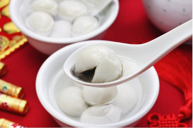 Sủi dìn là món tráng miệng đơn giản ở Trung Quốc. Món ăn này được làm từ bột gạo dẻo, thường có mặt trong các lễ hội mùa đông như Đông chí và Tết Nguyên đán. Dù có thể chiên giòn, sủi dìn phổ biến nhất là dùng nóng trong bát nước đường. Những viên bánh có nhiều loại nhân như khoai lang, đậu, vừng, thạch...