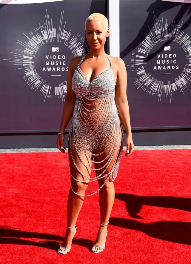 Amber Rose quá hớ hênh với chiếc váy dây xích Laurel DeWitt tại lễ trao giải vào năm 2014.