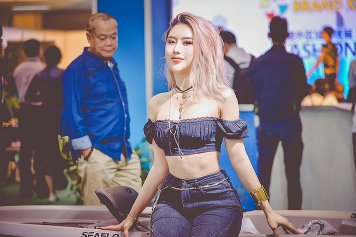 Với vòng 2, Trang cũng từng gặp vấn đề mỡ thừa khá nhiều ngay cả khi gầy gò. Trải qua các bài tập Pilates cùng phương pháp hít thở khi tập, Trang đã lấy được vòng 2 con kiến cùng cơ bụng 1:1. "Đây được xem là phương pháp hữu hiệu nhất trong việc đốt cháy mỡ thừa" - nữ gymer chia sẻ.