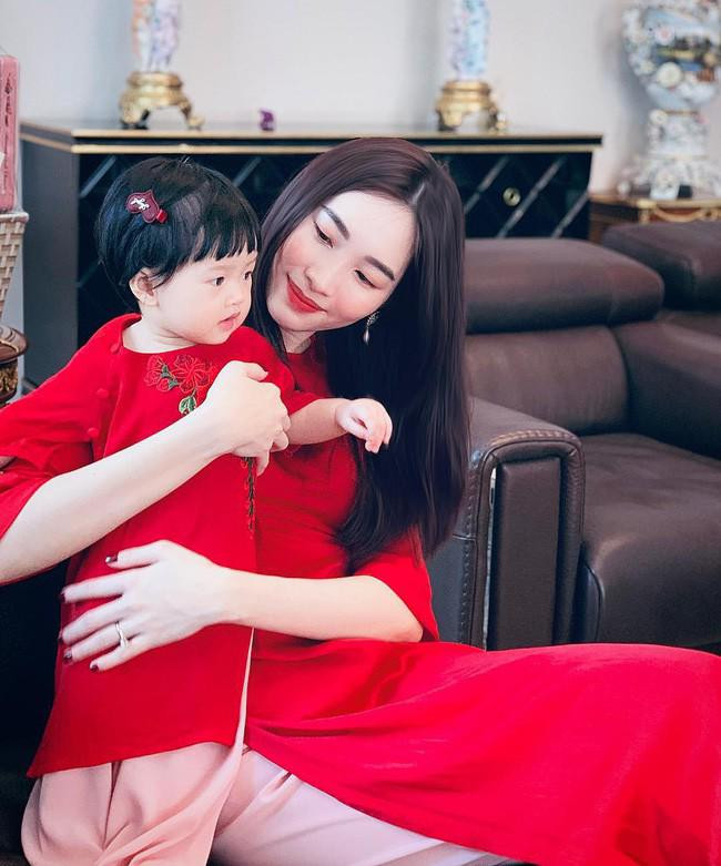Hoa hậu Đặng Thu Thảo cùng con gái Sophie diện áo dài đôi rực rỡ giữa không khí mùa xuân ngập tràn.