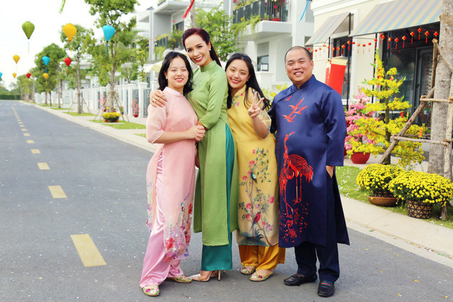 Vợ chồng người mẫu Thuý Hạnh-Minh Khang cùng hai con gái Suli và Suti rực rỡ đón Tết với áo dài.