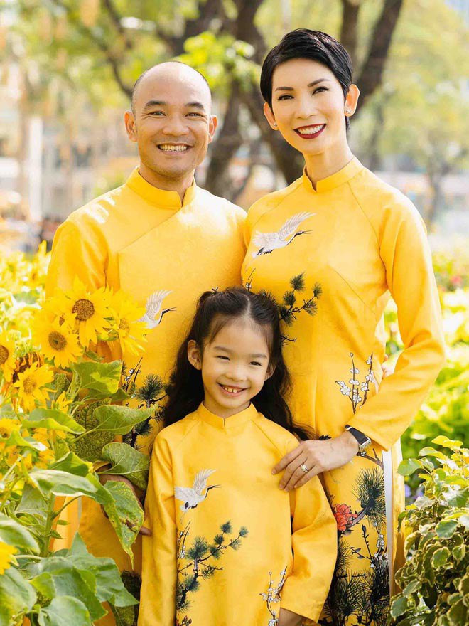 Hòa chung không khí Tết cùng mọi người, cựu người mẫu Xuân Lan mặc đồng phục áo dài vàng khoe vẻ đằm thắm bên con gái nhỏ và chồng.