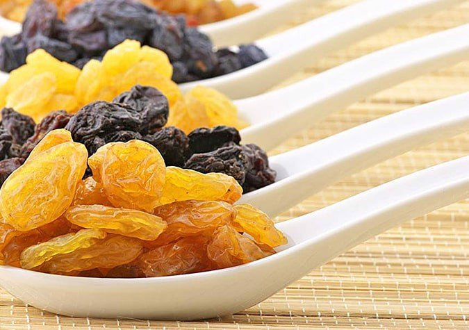 Cải thiện thị lực: Nho khô chứa nhiều chất chống oxy hóa giúp ích cho cơ thể của chúng ta theo một số cách khác nhau. Chất polyphenolic loại bỏ các gốc tự do hại cho thị lực và gây thoái hóa cơ mắt. Do đó, ăn nho khô mỗi ngày cải thiện tầm nhìn và sức khỏe tổng thể của thị lực.
