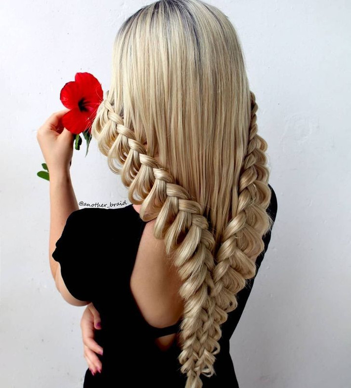 Cô ấy nhận được rất nhiều sự ủng hộ từ những người thân yêu của mình.