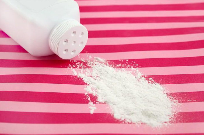 Dùng phấn rôm rắc lên đôi giày sẽ ngăn chặn mồ hôi ra quá nhiều, do đó giảm thiểu chấn thương cho bàn chân.