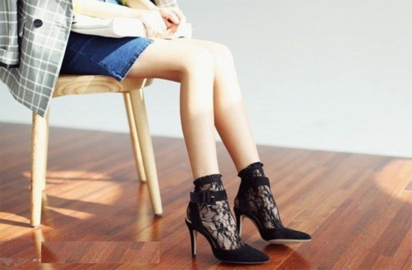 Đeo tất và dùng nước nóng: Sử dụng nước nóng để làm ướt đôi tất cotton và đeo vào chân trước khi xỏ giày. Khi bạn đeo một lúc, đôi giày sẽ căng ra một chút và không làm bạn đau chân nhiều nữa.
