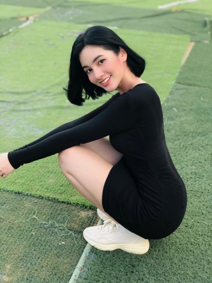 Những trang phục bó sát cũng được cô nàng ưa chuộng để khoe các đường cong cơ thể.