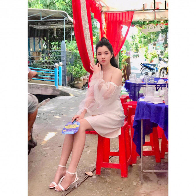 Người đẹp An Giang khoe vẻ gợi cảm với đầm trễ nải.