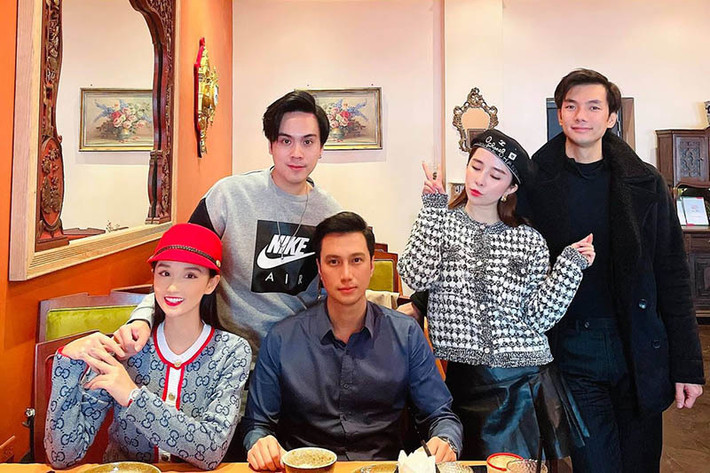 Hội bạn thân showbiz Việt Lã Thanh Huyền, Quỳnh Nga, Thái Dũng, Nhan Phúc Vinh và Việt Anh tụ tập cuối tuần. Gương mặt khác lạ của Việt Anh lại một lần nữa gây chú ý.