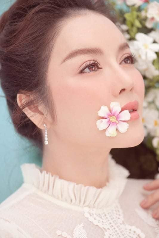 Lý Nhã Kỳ đăng ảnh xinh đẹp kèm triết lý: "Nỗi khổ của FA không phải không có người yêu mà là đẹp quá nên người ta cứ tưởng có người yêu rồi. Mọng là ế chủ động nha mọi người ơi".