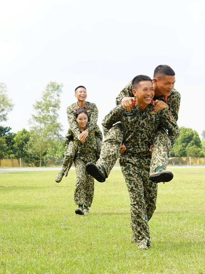 Khoảnh khắc đáng yêu của Kỳ Duyên tại 'Sao nhập ngũ' được người đẹp chia sẻ lại kèm lời nhắn: "Nụ cười hạnh phúc của đồng đội, cũng là nụ cười của tôi".