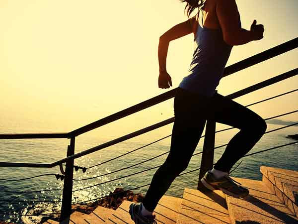 Tập thể dục: Sau bữa ăn nhiều cholesterol, việc dành khoảng 30 phút đi bộ, leo cầu thang hoặc bất kỳ hình thức hoạt động thể chất nào có thể cải thiện hoạt động của dạ dày và giúp tiêu hóa các món ăn giàu cholesterol. Nó cũng có thể giúp kiểm soát trọng lượng cơ thể của bạn.