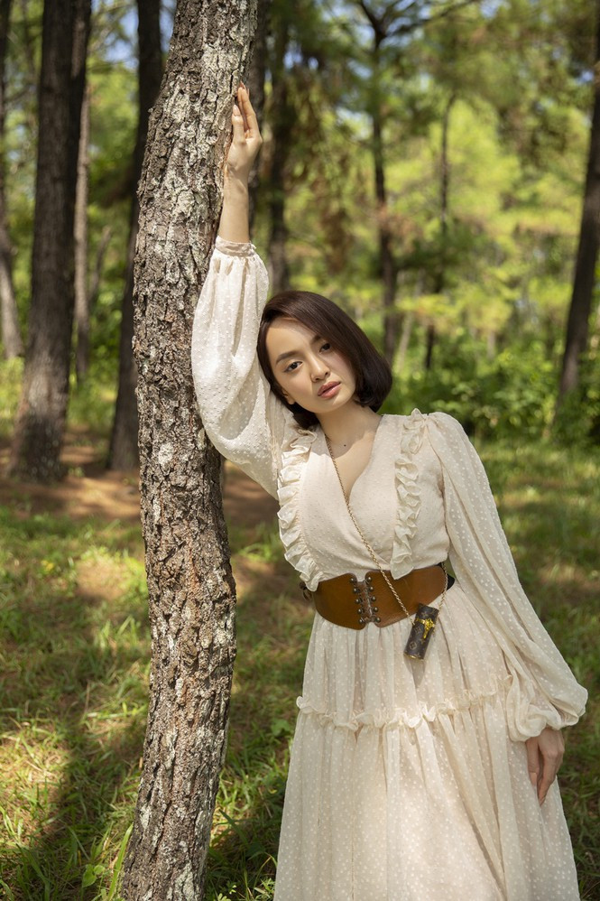 Đôi khi, nàng tiểu thư cũng mặc váy áo "bánh bèo" khi không đi sự kiện.
