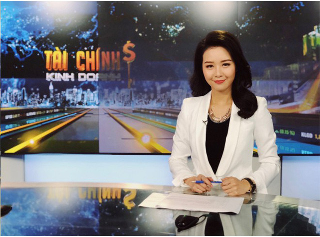 Tuy nhiên, sau đó 3 năm, Minh Hằng nỗ lực không ngừng và đã được tiếp tục công việc dẫn chương trình yêu thích. Khi lên hình, cô mặc khá thanh lịch và chỉnh chu.
